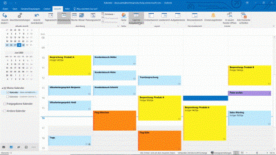 Screenshot eines Outlook-Kalenders mit bunten Videokurs-Schulungs-Terminen an verschiedenen Tagen.