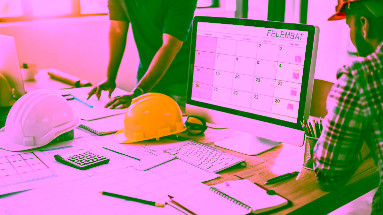 Baustellen-Kalender auf dem Computer, Bauplänen, Helmen und Büromaterial auf dem Schreibtisch. Baustellen-Kalender auf dem Computer, Bauplänen, Helmen und Büromaterial auf dem Schreibtisch.